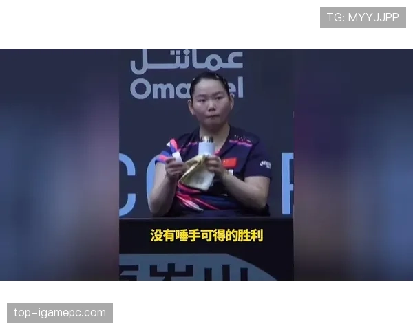何卓佳一脱下战袍,手上那块表亮得像领奖台,路人完全掉线 何卓佳一脱下战袍,手上那块表亮得像领奖台,路人完全掉线