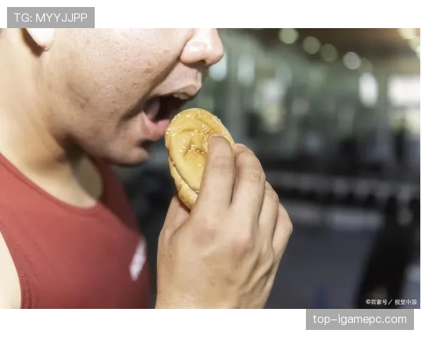 郑思维训练完直接瘫在场边啃香蕉，这自律和松弛感谁懂啊